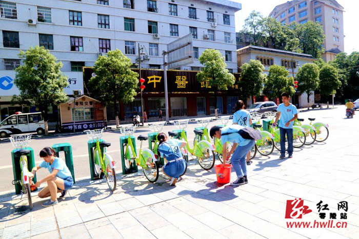 大學生志愿者清洗災后公共自行車