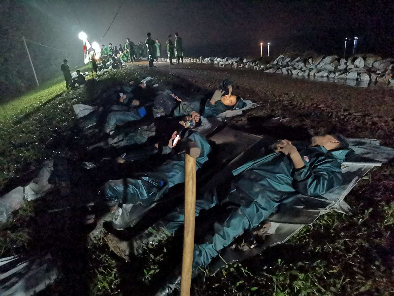 抗洪搶險(xiǎn)一線永安行又見(jiàn)最美睡姿