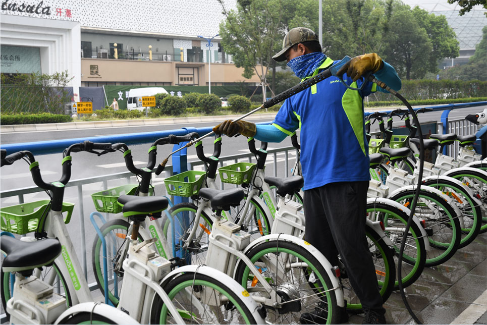 世界無車日，志愿者走上街頭擦亮共享助力車