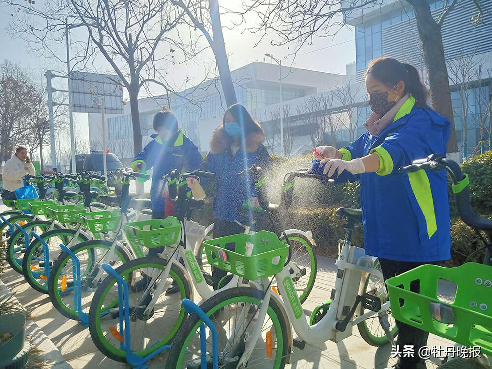 保障出行需求，他們每天為3800輛助力車消毒