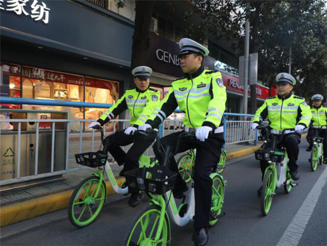 推廣綠色騎行！交警支隊的警察叔叔騎起了共享單車