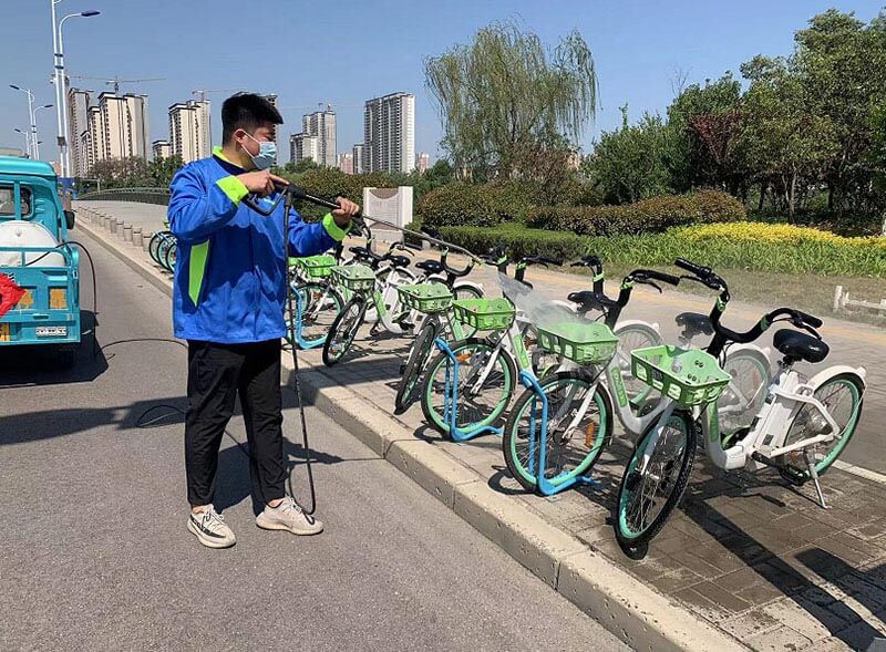 機(jī)器沖洗+人工擦拭，讓助力車(chē)重現(xiàn)靚麗“容顏”1