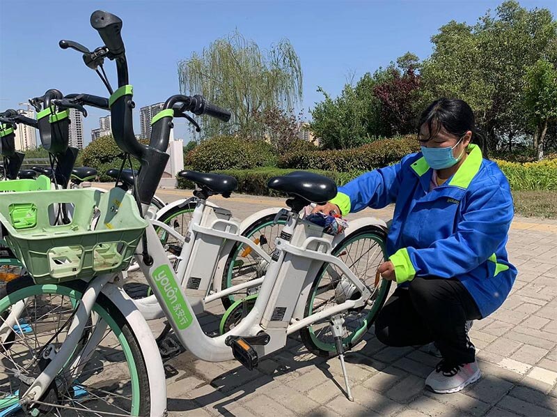 機(jī)器沖洗+人工擦拭，讓助力車(chē)重現(xiàn)靚麗“容顏”2
