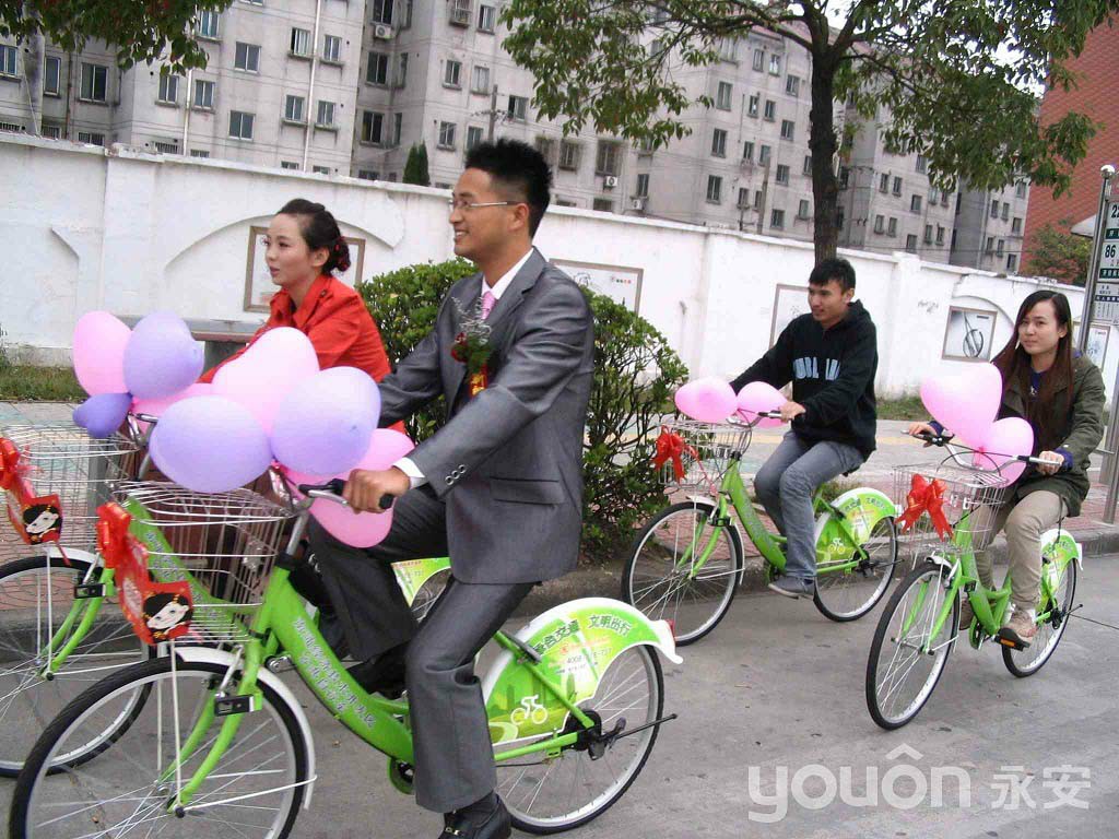 南通一對(duì)新人舉行綠色婚禮  自行車當(dāng)婚車
