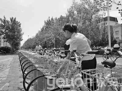 市民刷卡取車。本報記者