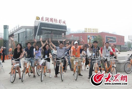 采訪團(tuán)記者做好準(zhǔn)備體驗(yàn)公共自行車。 記者 郭豪 攝。