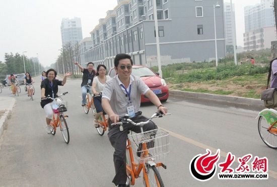 記者們騎上公共自行車，感受到城市公共自行車的便捷和樂趣。 記者 郭豪 攝。
